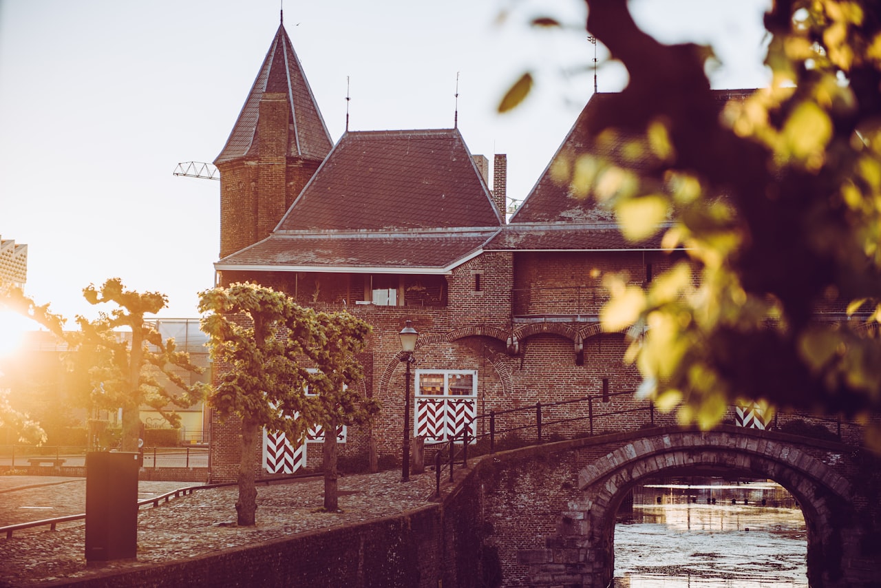 Middeleeuwse stadsmuur in het gouden uur