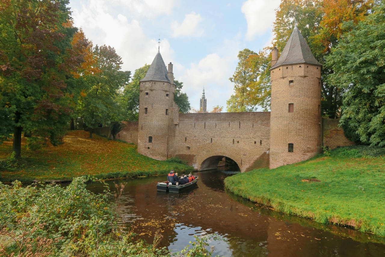 De Koppelpoort in herfstkleuren aan de Eem