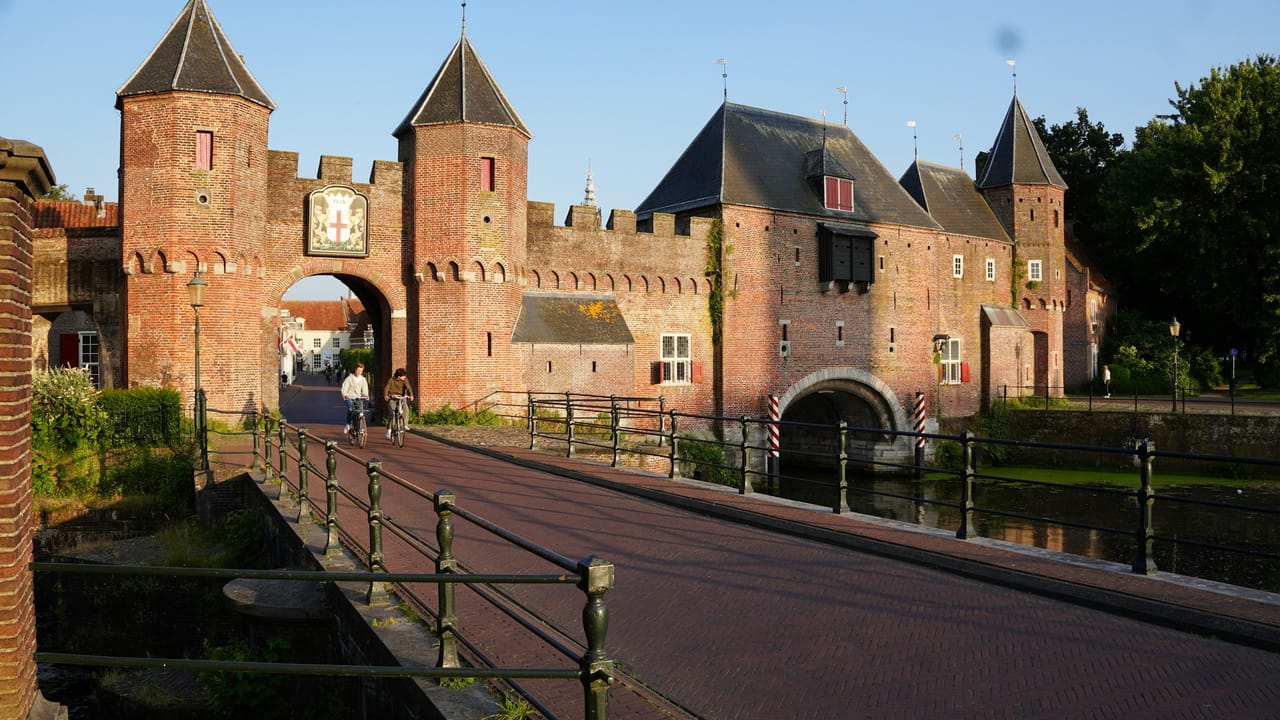 Bakstenen stadspoort met de brug ervoor