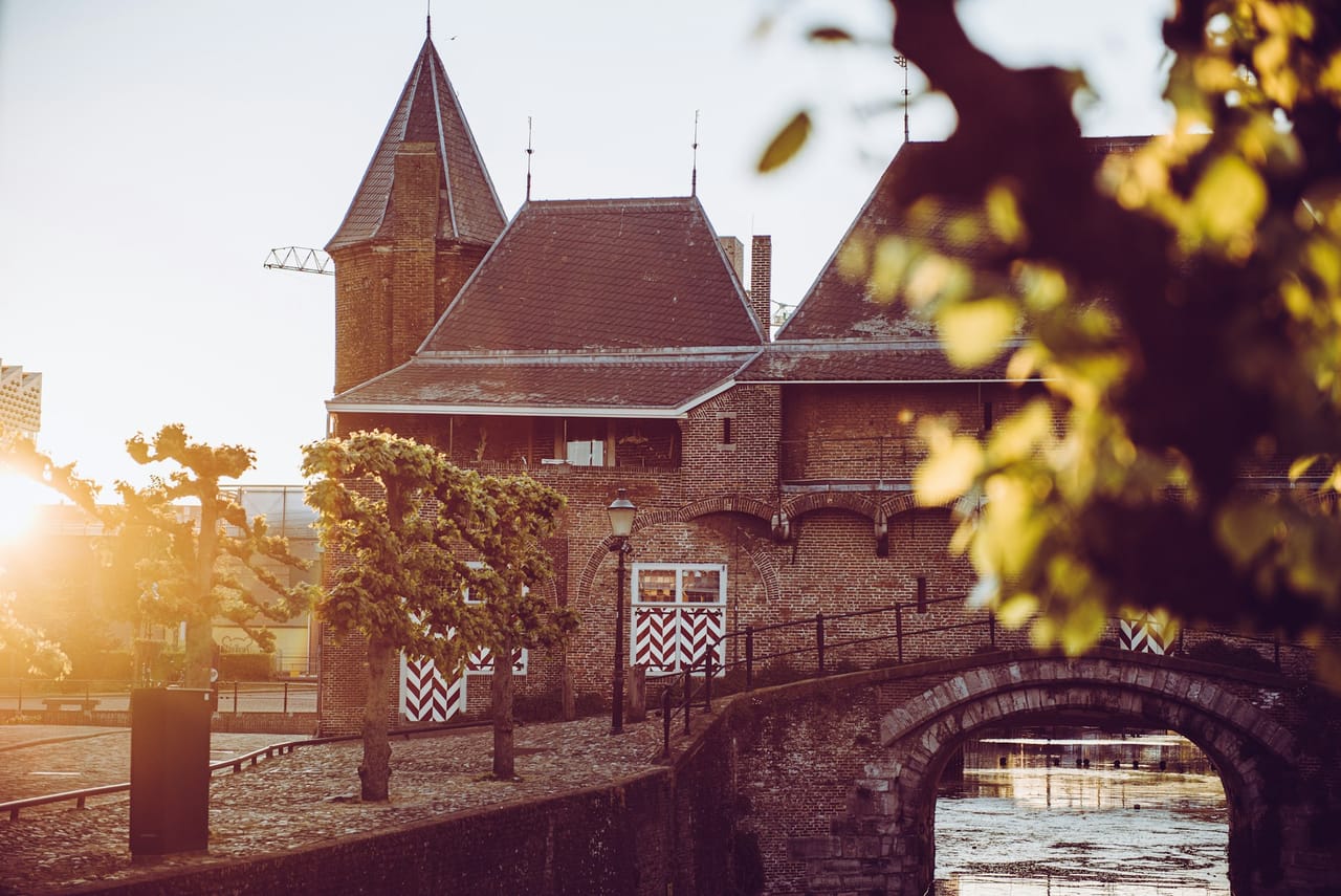 Middeleeuwse stadsmuur in het gouden uur