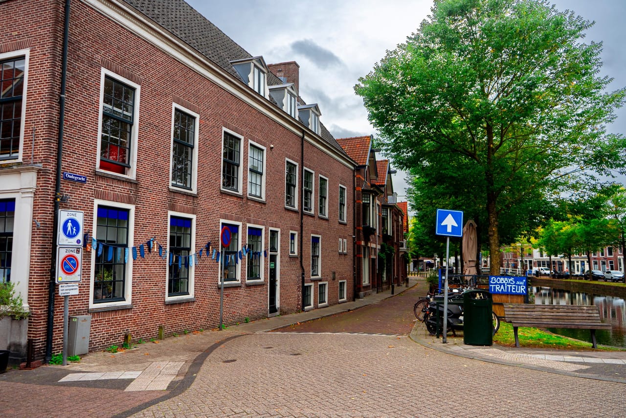 Straat met doorkijk op de gracht