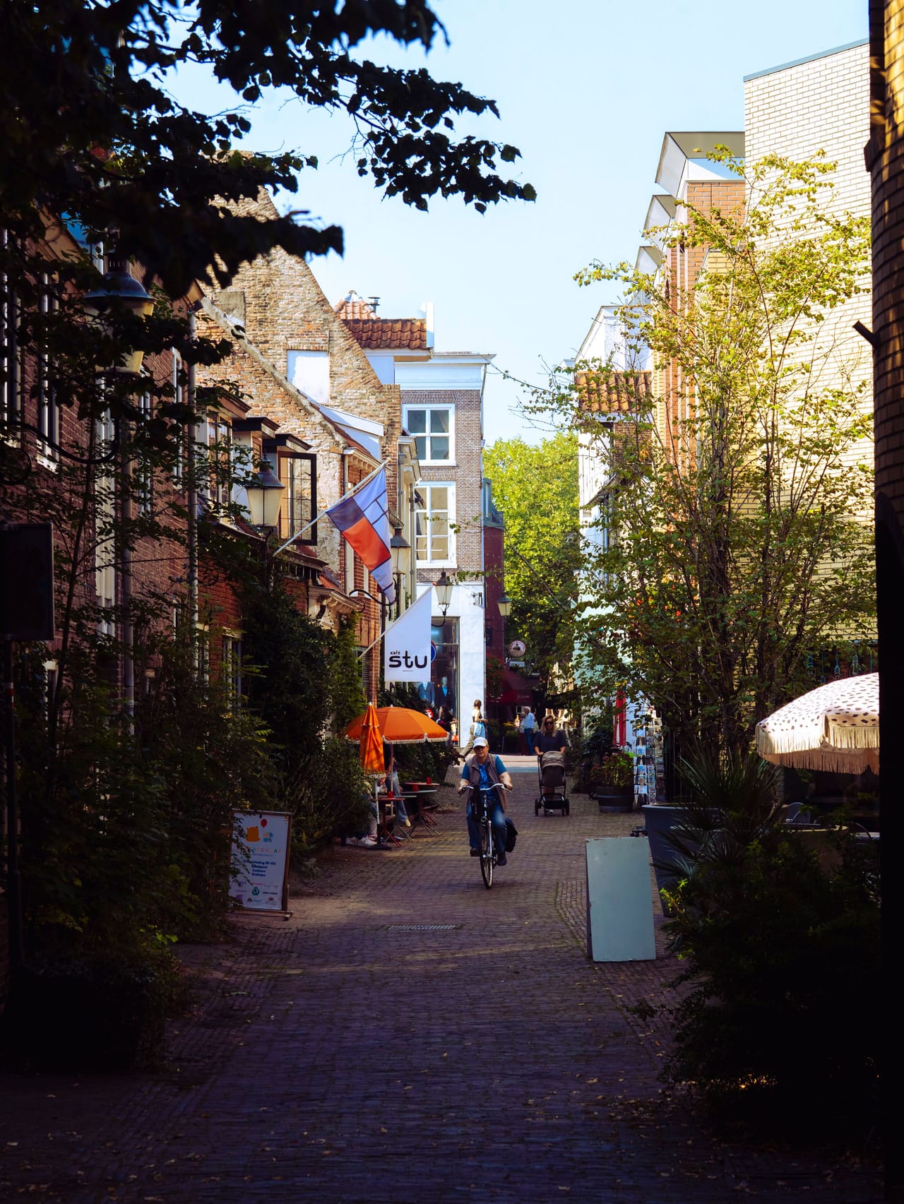 Een fietser op een geplaveide straat in de binnenstad